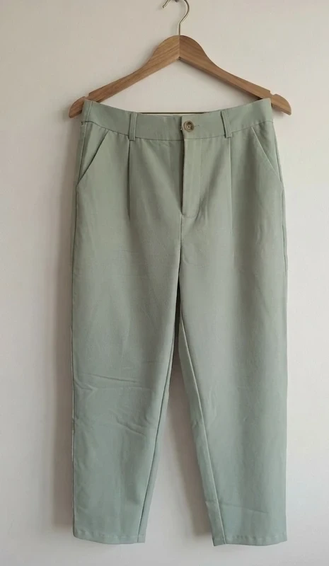 Pantalones de pinzas verde salvia Kiabi Talla 36